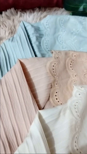 เสื้อแฟชั่น มูสลิม สีผ้า จากสีหุ่น เสื้อแขนยาว ผ้าร่อง ลูกไม้ เป็นสีผ้าจากหูฟัง ราคาที่มีมาก 1,200 บาท