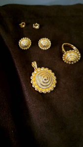 Perhiasan Set Anting Liontin Cincin Nusantara Seperti Emas 24 Karat Titanium Premium