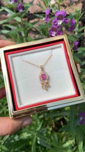 [พร้อมส่ง] จี้ฝังพลอยทับทิมเจียระไนเป็นหลังเบี้ย รูปทรงเป็นไม้คฑาผูกโบว์ ชุบทอง ฟรี!!สร้อยเงินแท้