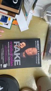 ส่งฟรี มีโค้ดส่วนลด FAKE การเงินลวงโลก โดย Robert T. Kiyosaki หนังสือมือสอง สภาพดีมาก