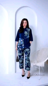 สำหรับชุดเซ็ทกางเกง(Set) ผ้ายีนส์เกรดพรีเมี่ยมฟอกทั้งตัว สีหน้าสั้น-หลังยาว มีความยืดหยุ่นเสื้อทรงเก๋ กางเกงมีกระเป๋าซ่อนใช้ลายดอกไม้ที่เสื้อ เป็นชุดนี้สวยโดนใจสุดๆ มี 2 สี ยีนส์เข้ม ยีนส์อ น้อยความนาน สูงสุดในความสวยงาม ชุดเซ็ทกางเกงที