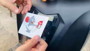 [ 1 TEM ] TEM DECAL CHUỘT CẦM VÒI XANG + ĐIỆN DÁN TRANG TRÍ XE