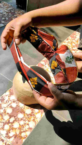 Udeng Ikat Bali motif kotak merah marun: Aksesoris Rambut Tradisional