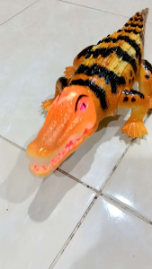 Mainan Buaya Ada lampu dan berjalan