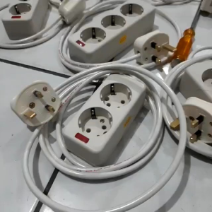 Stop Kontak Adaptor Kaki Tiga Perlengkapan Haji Dan Umroh