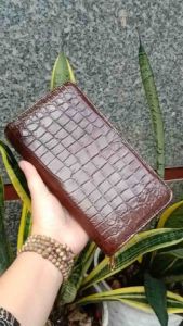 Ví cầm tay da cá sấu gai nhỏ sang trọng