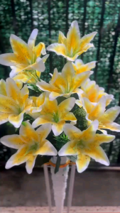 Bunga hias bunga sudut ruangan   bunga lili kuntum 20 +pot corong standing besi