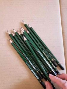 Hộp 12 bút chì 2B tặng kèm đồ chút