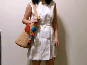 DaVee Handmade woven Raffia bucket bag beige straw bag with colorful tassels for casual outings.