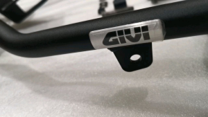 BRACKET BOX GIVI SRT NMAX NEO S NMAX TURBO ORIGINAL GIVI BREKET BOX NMAX NEO S MERK GIVI BREKET BOX NMAX TURBO PEMASANGAN TANPA COPOT BEHEL BAWAAN MOTOR