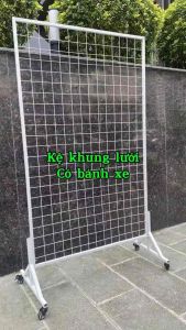 ( Có 4 bánh xe ) Kệ khung lưới treo hàng có bánh xe kèm 20 móc
