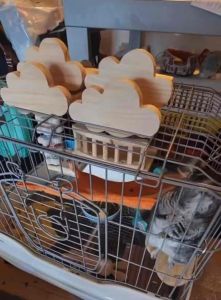 ชั้นลอยที่ใช้สำหรับกระรอก ชินชิลล่า รูปก้อนเมฆ ขนาด 15x12x8 มม ทำจากไม้สนเกรด A หนา 15 มม