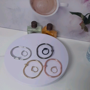 2 ชิ้น กำไลข้อมือ ตะปูแหวนตะปู 4 สี สุดซื้อ พร้อมการสร้างแพคคู่ เพื่อให้คุณสามารถทำการแสดงความงามและเป็นแท้ที่สวยงาม สวยงามที่สุด"