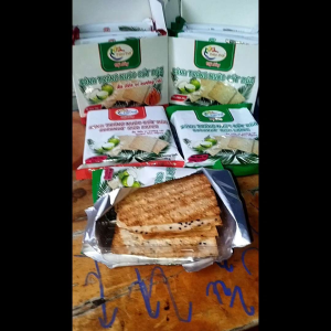Combo 5 gói Bánh tráng Mỹ Lồng đặc sản Bến Tre - Bánh tráng dừa - Giòn tan - Hương vị dừa thơm ngon - Phù hợp ăn vặt - Cảnh vườn hoa nhỏ xinh xắn.