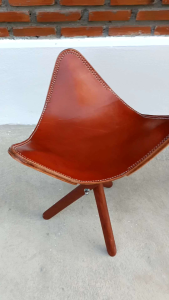 เก้าอี้คาวบอย เก้าอี้3ขา ทำจากหนังวัวแท้ งานตอกหนังแกะลายแบบตอกมือสไตล์คาวบอย แข็งแรงมาก