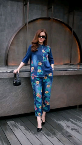 ชุดเซ็ทกางเกง(Set)ผ้ายีนส์เกรดพรีเมี่ยม เนื้อผ้าหนากำลังดี ยืดหยุ่น1”-2” เสื้อทรงเก๋ หน้าสั้น-หลังยาว ดีเทลงานตัดแต่งผ้าพิมพ์ลายดอกไม้สวยมากๆค่ะ กางกางเกงมีกระเป๋าซ่อน ชุดนี้สวยโดนใจสุดๆค่ะ มี 2 สี ยีนส์เข้ม ยีนส์อ่อน