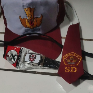 Paket Topi Dasi & Ikat Pinggang SD Untuk Kelas 1-4 Pria Wanita