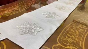 Khăn trải bàn ăn 1m8 màu trắng lụa có họa tiết bông hoa  đính kèm -1m8 white silk dining tablecloth with attached flower motifs
