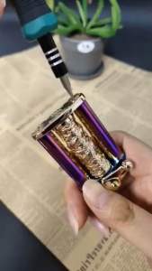 Bật lửa hộp quẹt xăng đá cổ hình trụ rồng xoay Z629