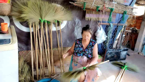 ไม้กวาดหางปลาด้ามยาว(ด้ามละ)มีขอเกี่ยวแน่นใช้ได้นานไม่หลุดง่าย