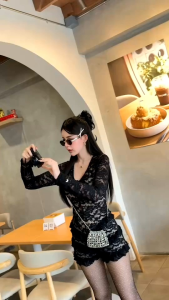 G. G. จั๊มสูท เฟียสแบบตัวแม่’ ลุคเผ็ดแต่เด็กทานได้🤭 ผ้าลูกไม้ยืด แต่งระบายช่วงขา แหวกพอหอมปากหอมคอ งานซิปหลัง ผ้าดีมากก