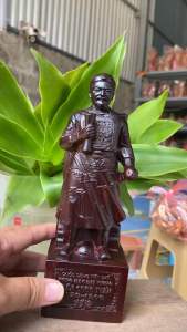 tượng Trần Quốc Tuấn ý nghĩa trấn trạch bảo hộ cho gia đình khỏi những điều xấu xa gỗ trắc đỏ kích thước Cao 20-6-7cm