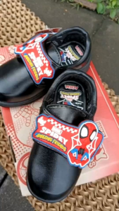 ลดล้างสต็อค!! รองเท้านักเรียน Adda ลายสไปเดอร์แมน หนังเทียมทนทาน พื้นยึดเกาะดี สีดำ ไซส์ 25-34