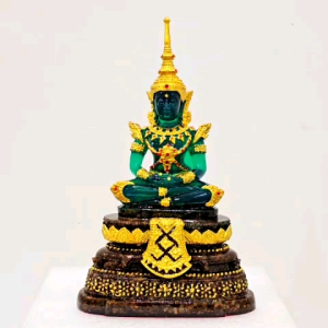 พระแก้ว มรกต ปางฤดู ร้อน หน้าตัก 4.5 นิ้ว สูง 11 นิ้ว ฐานเนื้อมวลสารแร่เหล็กน้ำพี้จากบ่อเหล็กน้ำพี้ จังหวัดอุตรดิตถ์