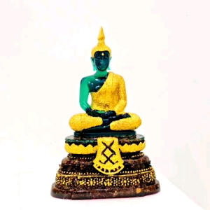 พระแก้ว มรกต ปางฤดูฝน หน้าตัก 4 นิ้ว สูง 10.5นิ้ว ฐานเนื้อมวลสารแร่เหล็กน้ำพี้ จากบ่อเหล็กน้ำพี้ จังหวัดอุตรดิตถ์