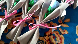 Bucket Flanel Bunga Mawar Satu Tangkai untuk Kado Wisuda Murah