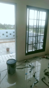 PINTU JENDELA ALUMINIUM SLIDING ORNAMENT ukuran T200xL140 komplit Tinggal pasang gratis packing kayu