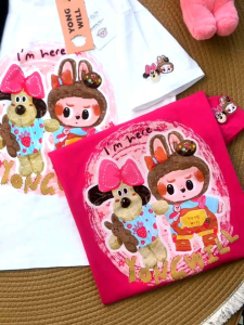 2025[จับมือกับ LA Bobu] เวอร์ชั่นใหญ่ของสลิมที่บรรจุมือดินพร้อมแล็บ obu ชุดลูกสุนัขแขนสั้นลายตัวอักษรฤดูร้อน