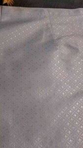 ผ้าไหมแพรทิพย์มีทั้งสีขาวและสีดำ