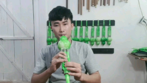 Sáo bầu chất lượng cao chuẩn âm khớp beat nhạc. tone thông dụng key Bb (tương ứng tone Fa việt nam). Sáo thiết kế rất đẹp lưỡi lam đồng bắt hơi rất tốt. Bảo hành 2 năm. Âm hay rất hay dùng học và biểu diễn tốt.  Các bạn mua ủng hộ shop nhiều nhiều nhé.