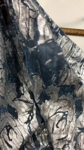 vải voan lưới in hoa nổi _( khổ 1m4)màu xanh biển co dãn may đầm váy áo thiết kế vv