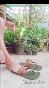 รองเท้าแตะแบบคีบ รัดส้นและไม่รัดส้นได้ในคู่เดียว