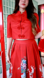 สวยไม่ซ้ำ สวยแบบตะโกน ชุดSetเสื้อคอจีน แต่งกระดุมจีนด้านหน้า มาพร้อมกระโปรงจีบรอบ กระโปรงพิมลายตามแบบฉบับ Signature ของทางร้าน ใส่ได้หลายงานเลยค่าชุดนี้