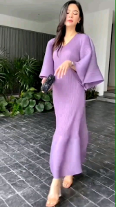 เดรสตัวยาวอัดพลีททรงสวย รุ่นนี้แพทเทิร์นสวยปัง 😘 มีลูกเล่นด้วยแขนกระดิ่ง พองสวย กรุยกราย และชายเดรสแต่งระบาย ✨✨✨✨✨ แบบอลังกาล โดดเด่นทุกมุมมอง