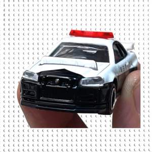 Xe mô hình Nissan Skyline tỷ lệ 1/62 màu trắng đen với đèn đỏ trên nóc - Sản phẩm Loose KHÔNG CARD KHÔNG HỘP