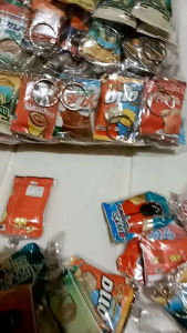 isi 100 pcs souvenir pernikahan gantungan kunci miniatur snack / souvenir gantungan kunci jajanan anak anak murah meriah terbaru