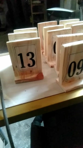 Nomor Meja Kafe Rustic: Meja Kafe Desain Rustic