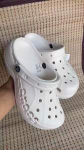 Crocs ผู้หญิง  คลาสสิก Crush Clog กระดูกสี สุภาพสตรี รองเท้าชายหาด แพลตฟอร์ม  เคลื่อนที่ ของ เป้าหมายและวัสดุ