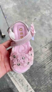 KIDS White floral embellished sandals with adjustable straps and green insole.