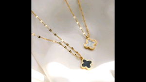 Kalung Titanium Wanita Liontin Clover Bunga hitam putih Antikarat