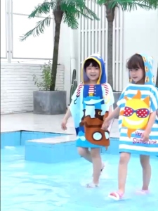 ผ้าขนหนู ผ้าเช็ดตัว ชุดคลุมแบบมีฮู๊ต  ชุดคลุมว่ายน้ำ  แบบน่ารักเด็กๆต้องมีเลยคะ