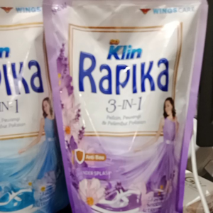 RAPIKA 3 IN 1 PELICIN PEWANGI PELEMBUT PAKAIAN 400 ML KEMASAN POUCH