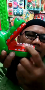 Mainan buaya gigit terbuat dari plastik