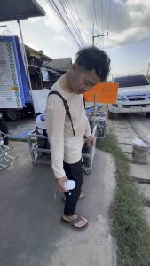 ที่หยอดน้ำกรดแบบสะพายหลัง แกลลอนความจุ6 ลิตร สายยางขนาด 10 มิล ยาว 1.5 เมตร พร้อมขวดบีบ ใช้ง่าย สะดวกสบาย ประหยัดเวลาหยอดน้ำกรดได้เยอะ