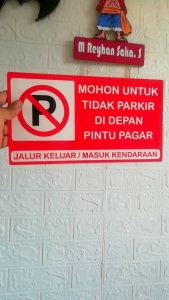 AKRILIK DILARANG PARKIR DI DEPAN PINTU PAGAR STIKER ACRYLIG SIGNAGE TEBAL 2 MM