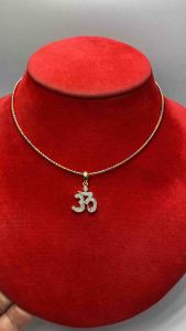 สร้อยคอช็อปเปอร์ 2 กษัตริย์ พร้อมจี้ สัญลักษณ์โอม ตัวแทนพระพิฆเนศเทพเจ้าแห่งความสำเร็จ สร้อยมีน้ำหนัก 2สลึง ความยาว 18 นิ้ว